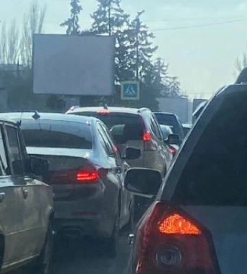 На головному проспекті Запоріжжя сталася ДТП з маршруткою - дорогу перекрили