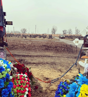 «Кресты скрепили связкой». В Харькове рядом похоронили погибших альпинистов