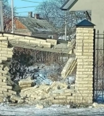 Не врахував погодні умови: на Волині автомобіль в’їхав у цегляний паркан