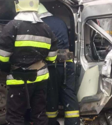 На Львівщині зіткнулись дві вантажівки на легковик: постраждали двоє осіб (ФОТО)