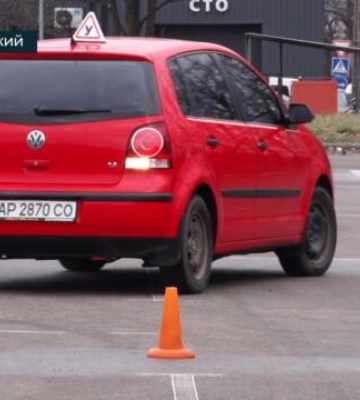 У Кропивницькому автоінструкторка-переселенка навчає водійської практики новачків (відео)