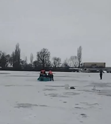 Трагедія на кризі: двоє рибалок провалилися під лід – одного вдалось врятувати