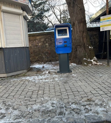 В Ужгороді розпочали тестове платне паркування автомобілів