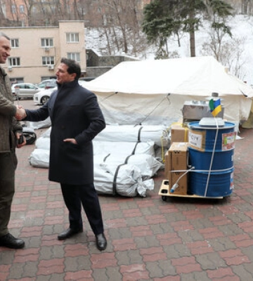 Тенти, буржуйки і генератор: Київ отримав гуманітарну допомогу від iталійських партнерів
