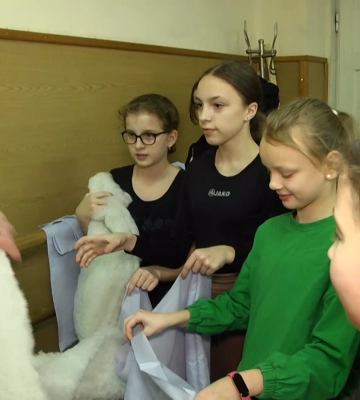 В Івано-Франківську хореограф з учнями шиють одяг для військових (відео)