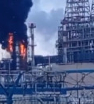 В россии загорелся нефтеперерабатывающий завод “ЛУКОЙЛ” - СМИ