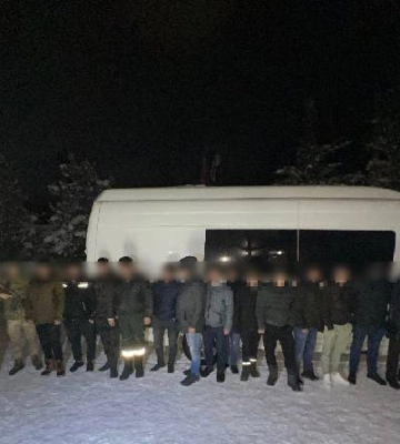 У Чернівецькій області прикордонники затримали два мікроавтобуси з чоловіками