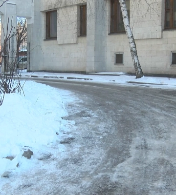 «Ніхто нічого не робить»: полтавці скаржаться на слизькі тротуари