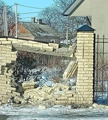 У місті на Волині автомобіль розтрощив цегляний паркан