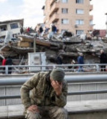Из-за землетрясения погибли по меньшей мере 6326 человек, количество погибших в Турции продолжает расти