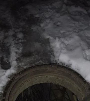 Люк-пастка: в Ужгороді на перехожих чатує небезпека (ФОТОФАКТ)
