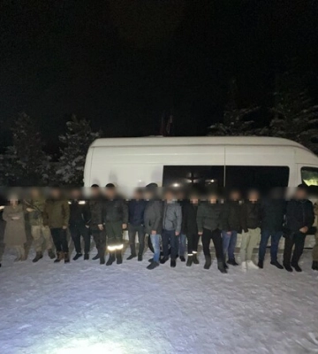 На Буковині прикордонники затримали два мікроавтобуси з ухилянтами (відео)