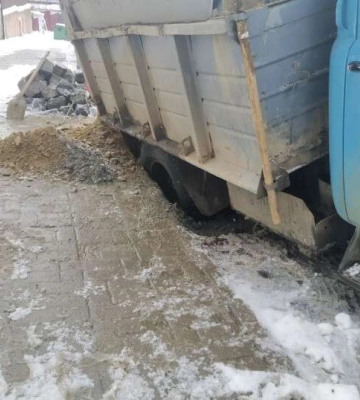 У Чернівцях на відремонтованій вулиці вантажівка провалилася в яму (ФОТО)