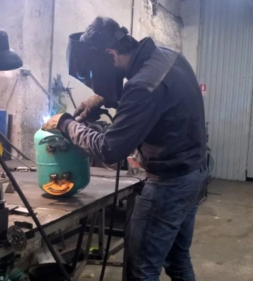 Півтори сотні буржуйок вже відправили на фронт: як підприємство на Волині допомагає бійцям
