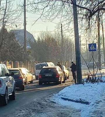 Ранкова аварія у Луцьку: зіткнулися дві автівки. Рух вулицею ускладнений