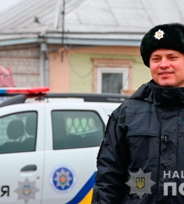 На Полтавщині поліцейський вчасно зупинив жінку, яка хотіла переслати шахраям 2700 євро