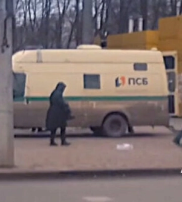 Росіяни завозять у Маріуполь гроші автобусами та використовують їх як &quot;мобільні банкомати&quot;, оскільки не довіряють &quot;місцевим гауляйтерам&quot;, - Андрющенко. ВIДЕО