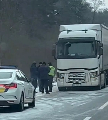 Внаслідок ДТП на Львівщині дві фури розчавили мікроавтобус (ФОТО)