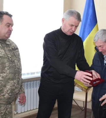 Батьку захисника з Полтавщини передали посмертний орден сина