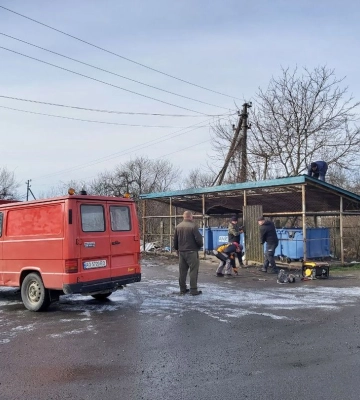 В Оноківцях оновлюють сміттєві майданчики та нагадують про камеру спостереження біля них