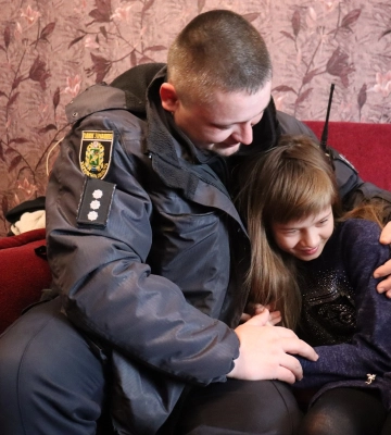 Врятована з-під завалів на Харківщині дівчинка зустріла свого рятівника