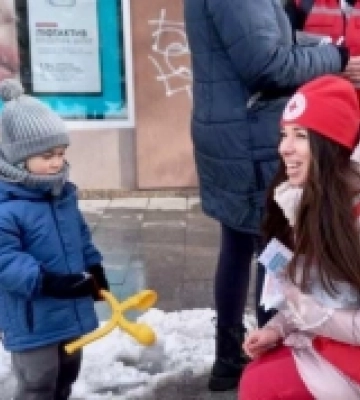 «Засвітись у темряві»: в Ужгороді Червоний Хрест провів акцію з видачі світловідбивальних елементів