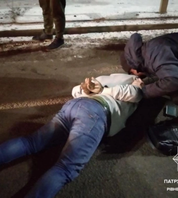Біля Рівного зупинили авто, в якому первозили понад 3 кг наркотиків
