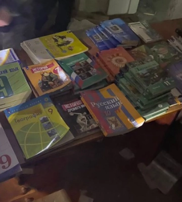 Поліція вилучила на Харківщині сотні російських підручників