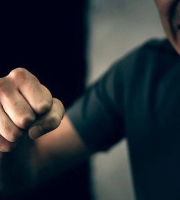 У Запоріжжі чоловік через ревнощі привіз жінку в покинуту будівлю та побив