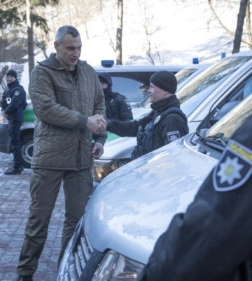 Київ отримав від міжнародних партнерів поліцейські автомобілі, комунальну техніку та генератори 