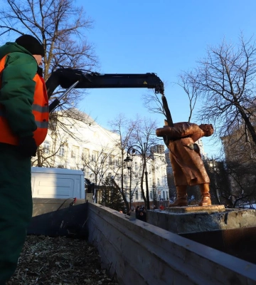 У Києві почали демонтувати пам’ятник Чкалову, відео
