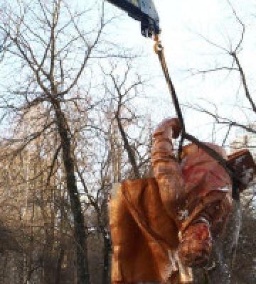 У Києві демонтували пам’ятник Чкалову, завтра столичні комунальники приберуть і пам’ятник Ватутіну 