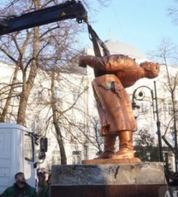 Как в Киеве сносили памятник советскому летчику Валерию Чкалову: фоторепортаж