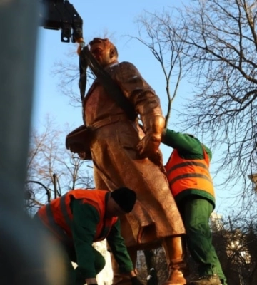 У Києві демонтували пам’ятник радянському льотчику Чкалову – КМДА