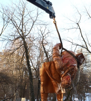 У Києві почали демонтувати пам’ятник Чкалову, відео