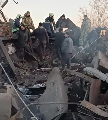 Росіяни обстріляли з авіації Чернігівську область: під завалами будівлі є люди