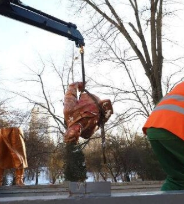 У Києві демонтували памʼятник радянському льотчику Чкалову