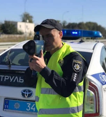 За місяць патрульні Закарпаття оштрафували понад дві тисячі любителів швидкої їзди