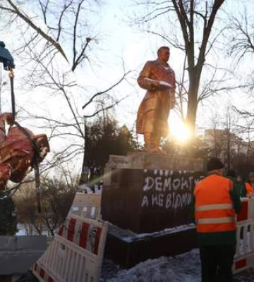 Ватутіну приготуватися: у Києві демонтували пам&#039;ятник радянському льотчику Чкалову