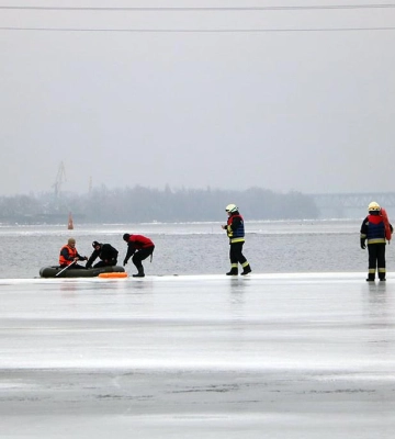 На Полтавщині двоє рибалок дрейфували на крижині