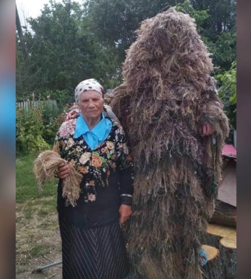 102-річна бабця, яка пережила Голодомор, плете маскувальні сітки для ЗСУ. Фото
