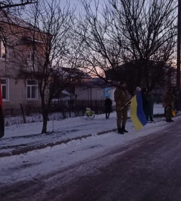 Навколішки та з прапорами: на Волині зустріли Героя Валентина Козодоя