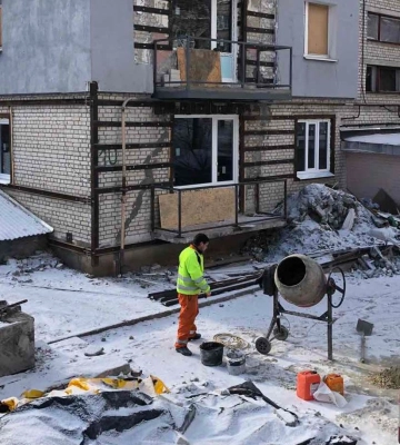 В Харькове восстанавливают после обстрелов жилой дом в районе Кулиничей