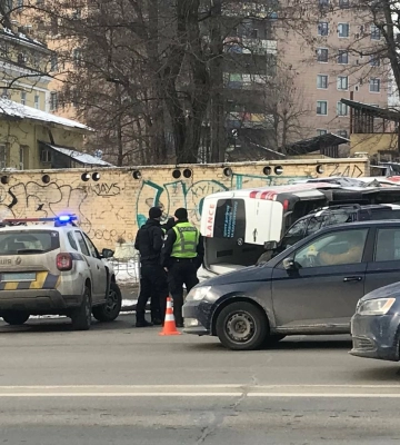 Возле Охматдета джип влетел в карету скорой