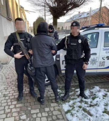 Миттєво відреагували: поліцейські охорони Закарпаття затримали чоловіка з «марихуаною»