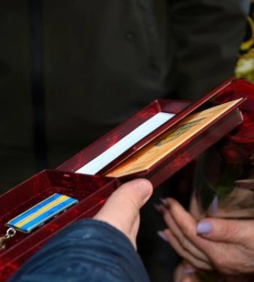 У Запоріжжі родині загиблого оборонця Маріуполя передали орден - фото