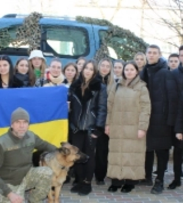 Студенти та працівники Луцького педколеджу передали автівку для ЗСУ