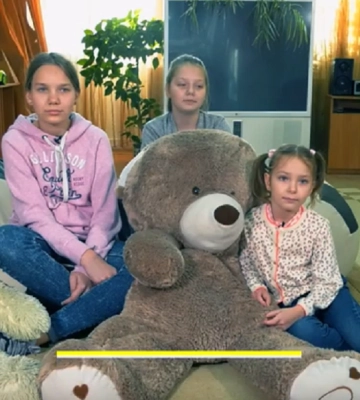 Понад усе мріють про лагідну родину. У Дніпрі три сестрички шукають маму і тата (Відео)