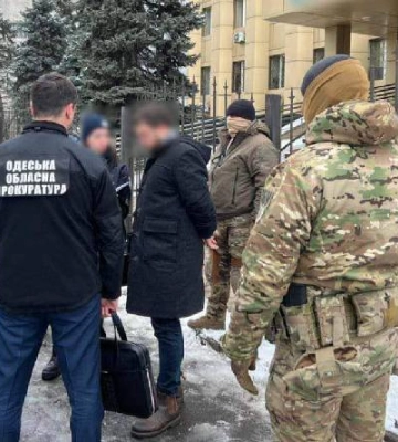 На Одещині затримано помічника суді, який за гроші “зливав” інформацію про обшуки