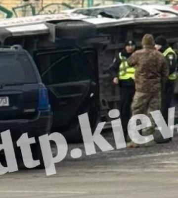В Киеве джип влетел в &quot;скорую&quot; - машина экстренной помощи опрокинулась, фото и видео